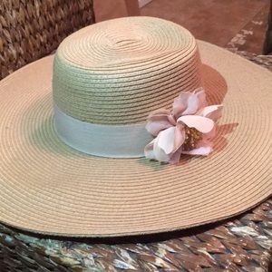 Beach hats in colors of: white, black, and beige